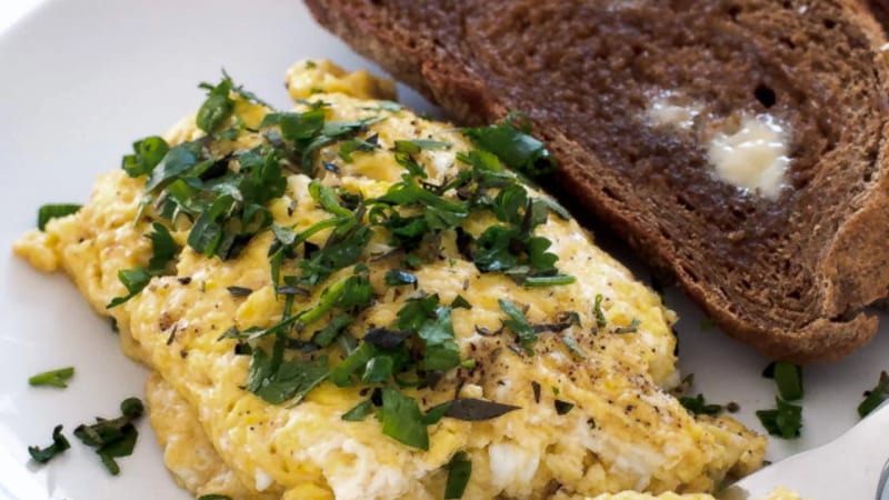 Herby Eggs with Spinach & Rye for Breakfast